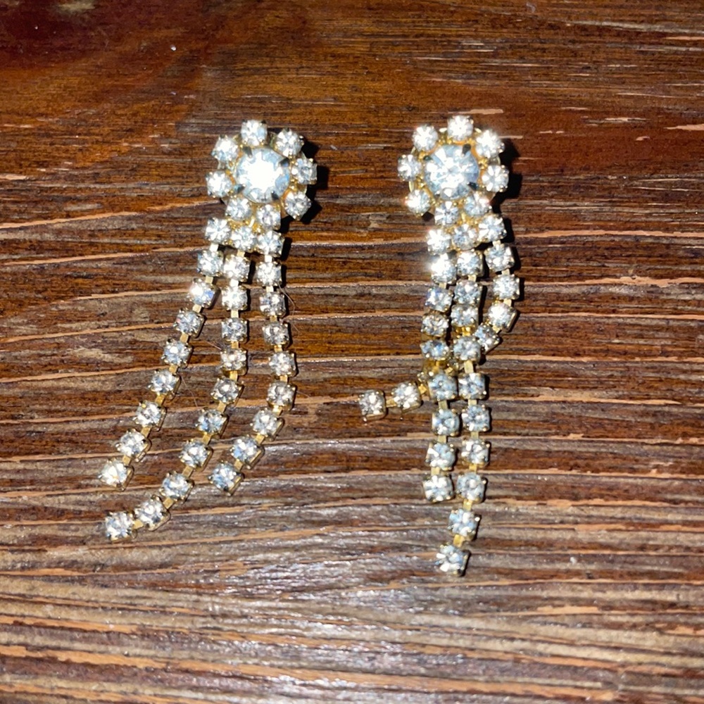 Costume jewelry. Gold tone chandelier.